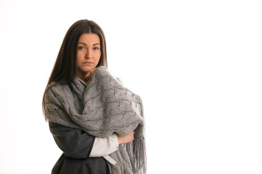 Bir gri örgü atkı üzgün bir kız.