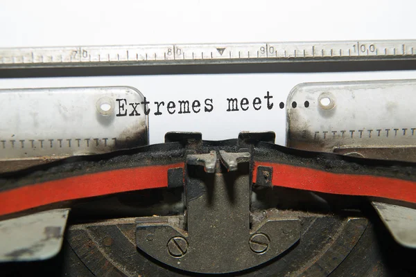 Foglio di carta con l'iscrizione "Extremes meet " — Foto Stock