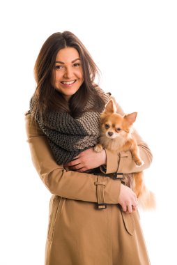 Bir gri örgü atkı gülümseyen içinde bir kız.