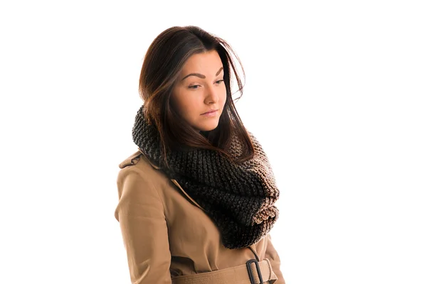 Mladá žena s šedou šálu se dívá rovně — Stock fotografie