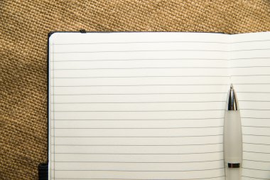 Açık not defteri ve kalem eski doku üzerinde