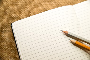 Açık not defteri ve kalem eski doku üzerinde