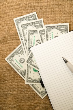 Açılan defter, kalem ve eski doku üzerinde para