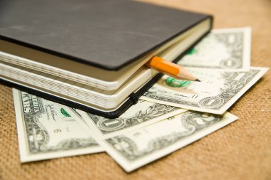 defter, kalem ve eski doku üzerinde para