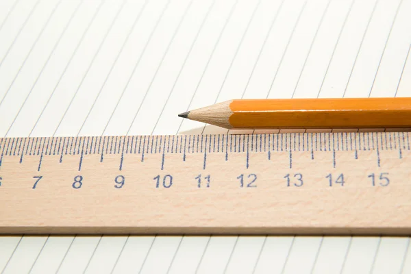 Notepads, crayon et règle en bois sur le vieux tissu — Photo