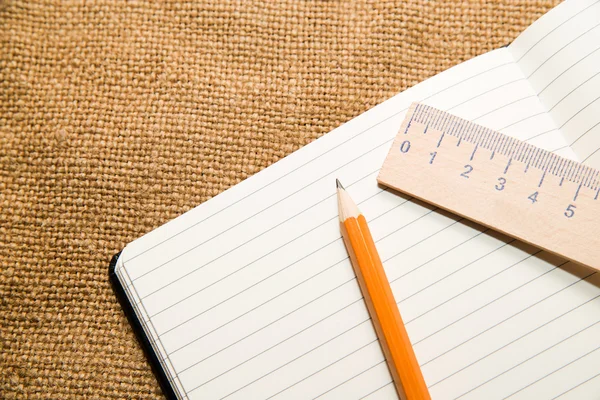 Notepads, crayon et règle en bois sur le vieux tissu — Photo