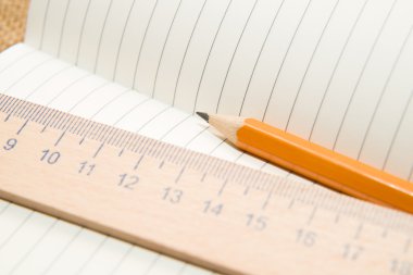 Bloknot, kalem ve ahşap cetvel üzerinde eski doku