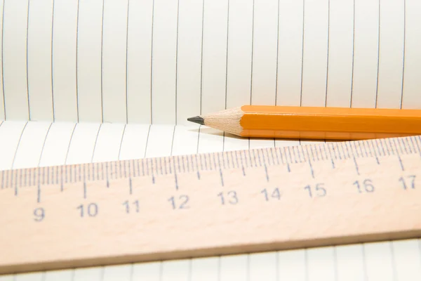 Notepads, crayon et règle en bois sur le vieux tissu — Photo