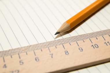 Bloknot, kalem ve ahşap cetvel üzerinde eski doku