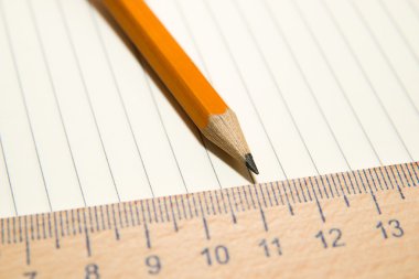 Bloknot, kalem ve ahşap cetvel üzerinde eski doku