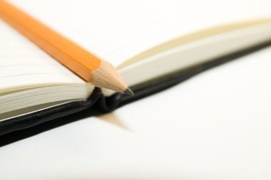 bloknot ve beyaz zemin üzerine kalem