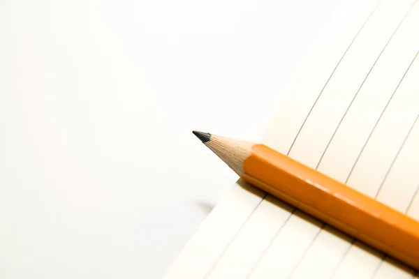 Notizblöcke und Bleistift auf weißem Hintergrund — Stockfoto