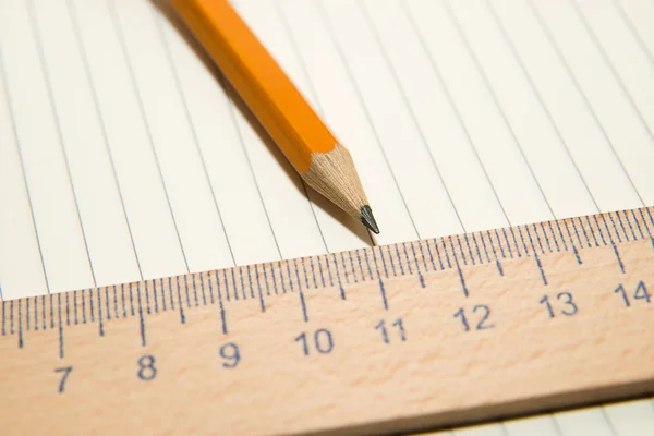 Notepads, crayon et règle en bois sur le vieux tissu — Photo