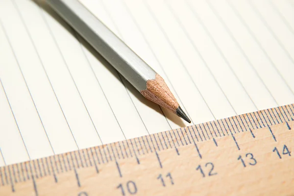 Blocnotes, potlood en houten liniaal op het oude weefsel — Stockfoto