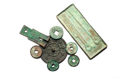 Antik Çin bronz sikkeler üzerinde beyaz bir arka plan