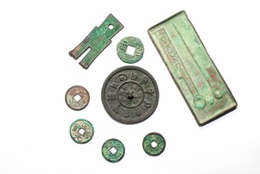 Antik Çin bronz sikkeler üzerinde beyaz bir arka plan