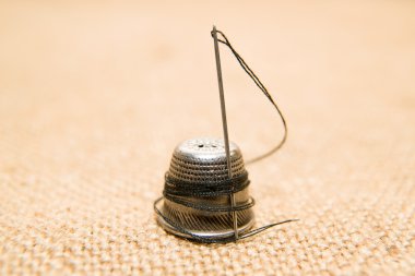 İğne ve eski kumaş üzerine yüksük