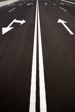 Yol işaretleri şehir de asfalt yol