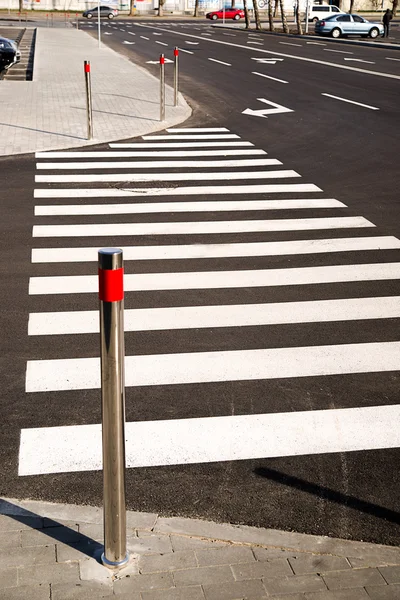 Şehrin asfalt üzerinde yaya geçidi işaretler boyalı — Stok fotoğraf