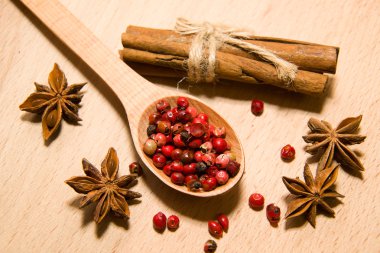 Biber, tarçın ve star anis taneleri karışımı kaşıkla