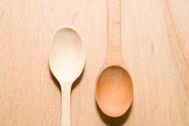 Yüzeyi farklı renkteki iki tahta kaşıklar