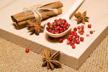 Biber, tarçın ve star anis taneleri karışımı kaşıkla