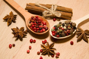 Kaşık biber, tarçın ve yıldız ani taneleri karışımı ile