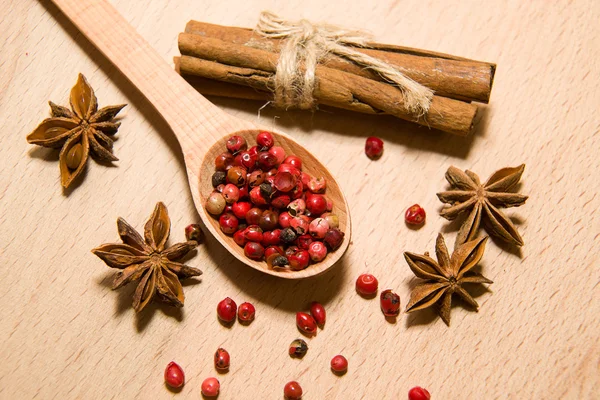 Biber, tarçın ve star anis taneleri karışımı kaşıkla