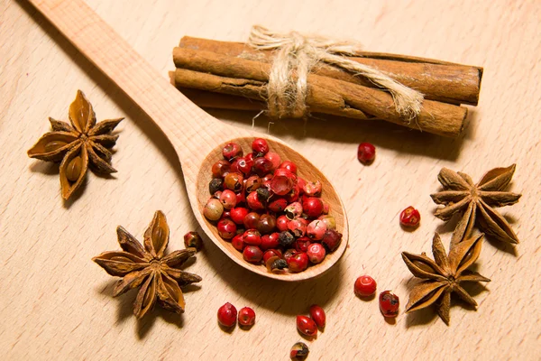 Biber, tarçın ve star anis taneleri karışımı kaşıkla