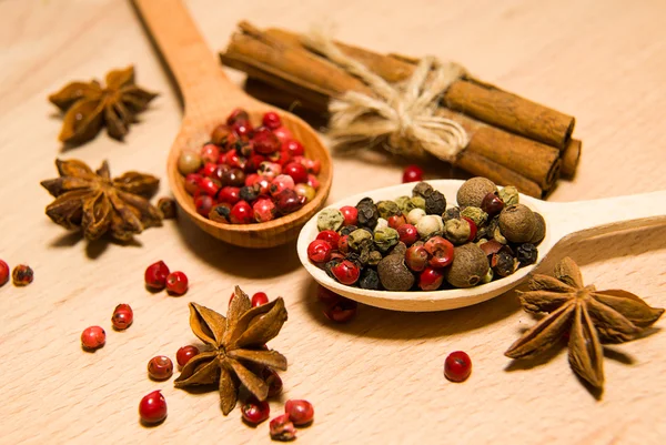 Kaşık biber, tarçın ve yıldız ani taneleri karışımı ile