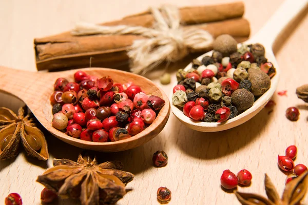 Kaşık biber, tarçın ve yıldız ani taneleri karışımı ile