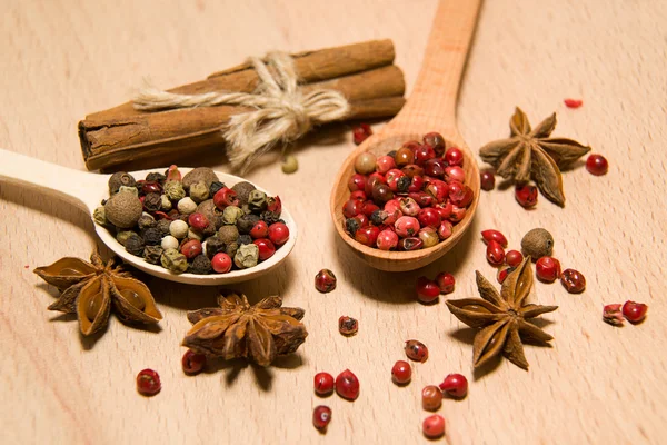 Kaşık biber, tarçın ve yıldız ani taneleri karışımı ile