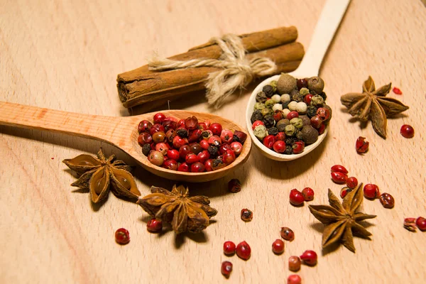 Kaşık biber, tarçın ve yıldız ani taneleri karışımı ile