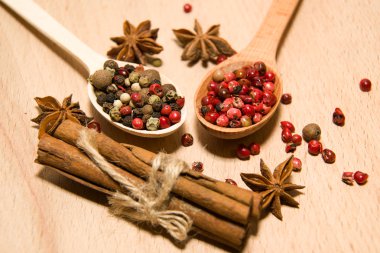 Kaşık biber, tarçın ve yıldız ani taneleri karışımı ile