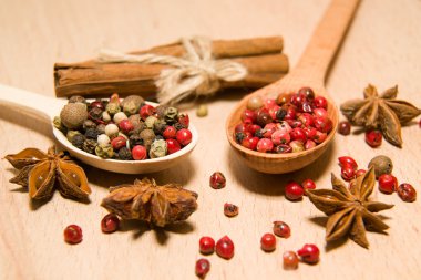 Kaşık biber, tarçın ve yıldız ani taneleri karışımı ile