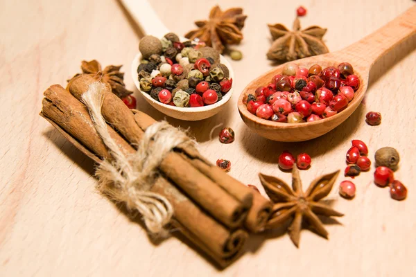 Sendok dengan campuran biji-bijian lada, kayu manis dan bintang ani — Stok Foto