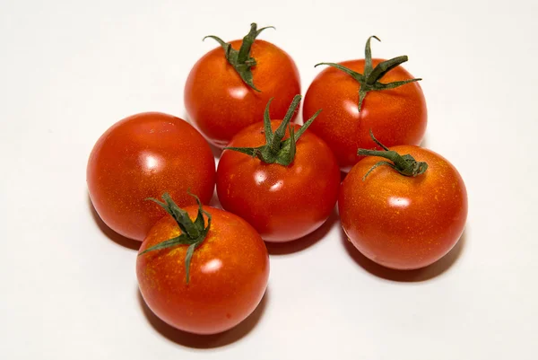 Tomates rojos maduros sobre un fondo blanco — Foto de Stock