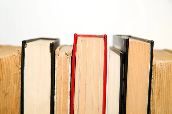 Alcuni vecchi libri sono uno accanto all'altro. — Foto Stock