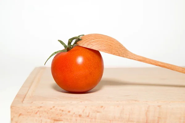 Tomates rojos maduros sobre un fondo blanco — Foto de Stock