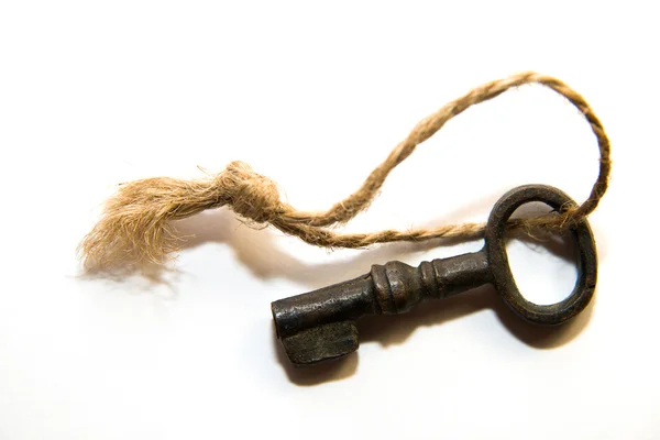 Vieilles clés attachées avec une corde sur un fond blanc — Photo