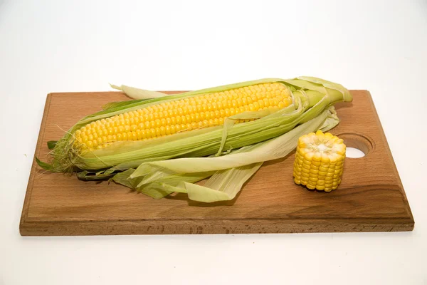 Érett gyümölcs, kukorica felett fehér — Stock Fotó