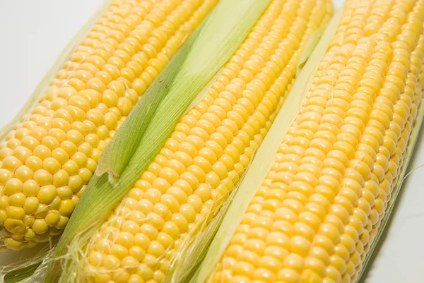 Érett gyümölcsök, kukorica felett fehér — Stock Fotó
