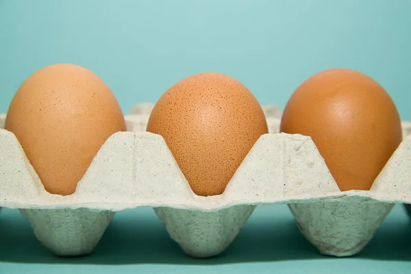 Jaja kurze w pakiecie na sprzedaż na niebieski surfase — Zdjęcie stockowe