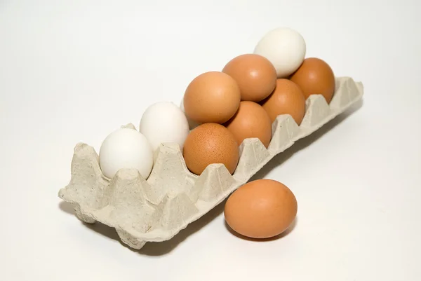 鸡卵的待售包中的不同颜色 — 图库照片
