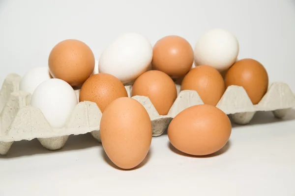 Hühnereier in verschiedenen Farben in der Verpackung zum Verkauf — Stockfoto