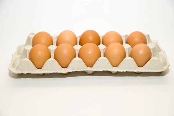 Hühnereier in der Verpackung zum Verkauf auf über weiß — Stockfoto