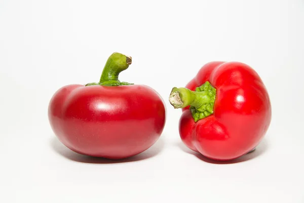 Dois pimentos vermelhos maduros sobre branco — Fotografia de Stock