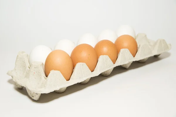 Hühnereier in der Verpackung zum Verkauf auf über weiß — Stockfoto
