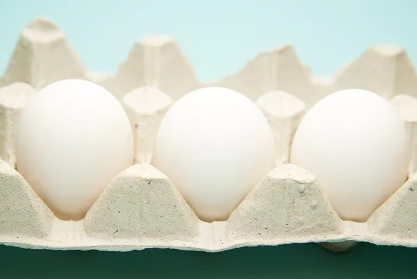 Jaja kurze w pakiecie na sprzedaż na niebieski surfase — Zdjęcie stockowe