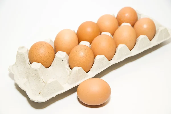 Jaja kurze w pakiecie dla sprzedaży na ponad biały — Zdjęcie stockowe